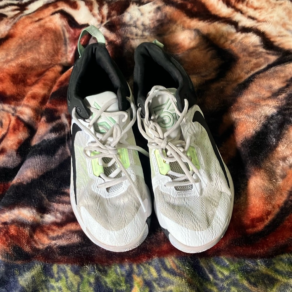 Basketball shoes barley worn